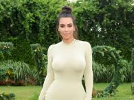 Kim Kardashian w obcisłym swetrze podkreśla sylwetkę